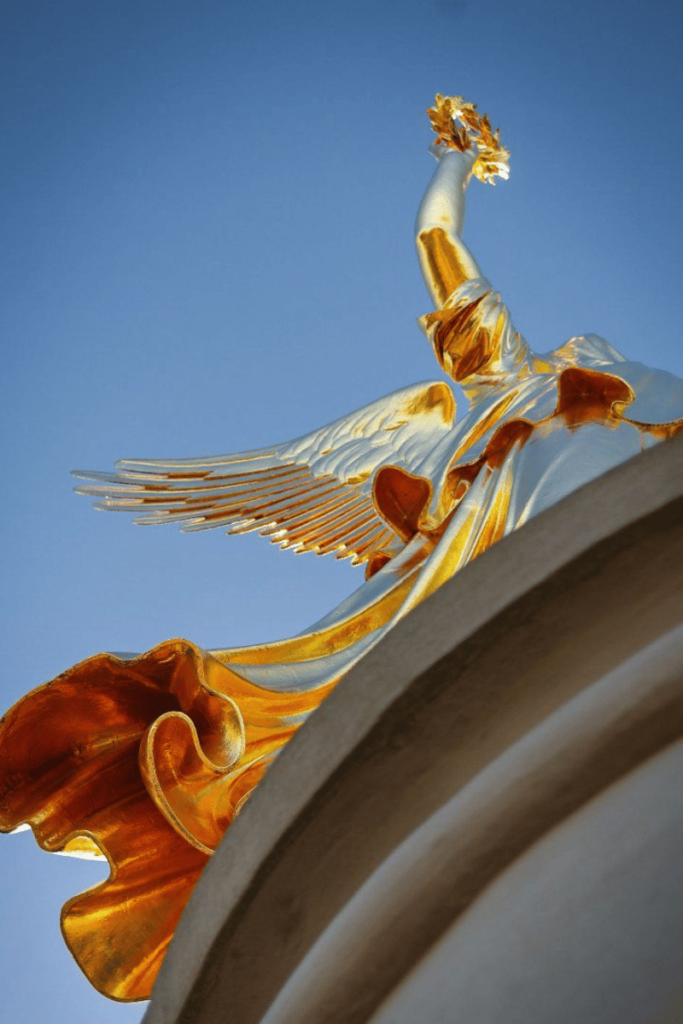 Golden statue at the top of Victory Column