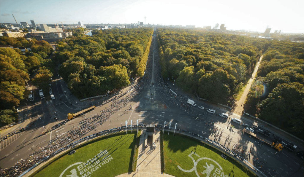 Runners around Victory Column circle, Tiergarten