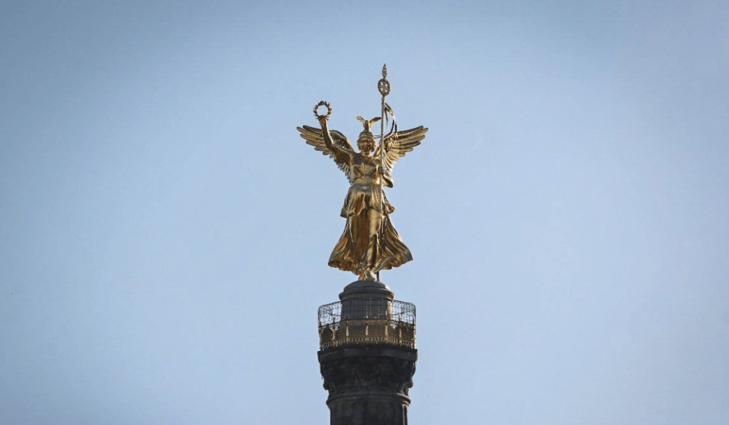 Statue on top of Victory Column