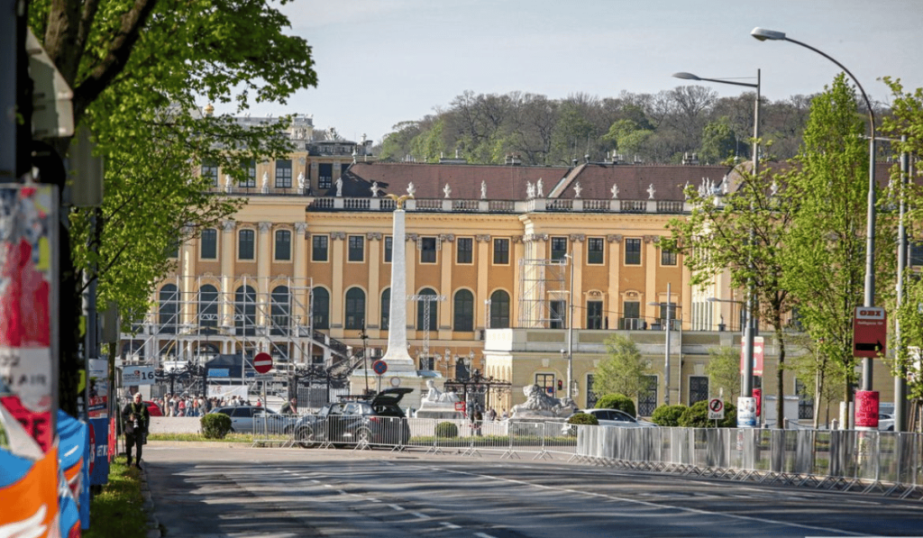 Marathon course leaving the Schönbrunn Palace entrance