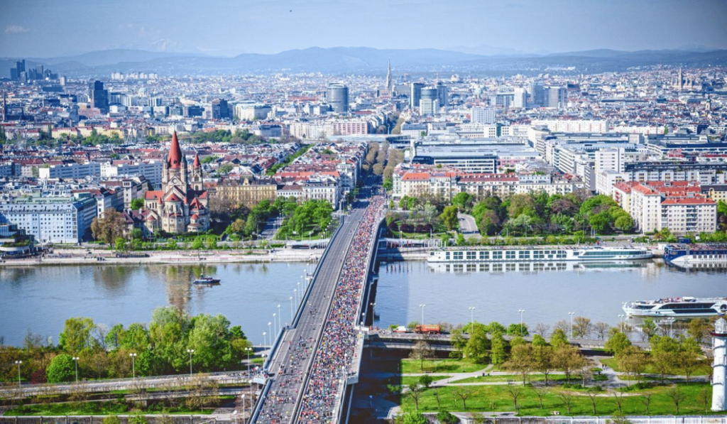 Runners crossing Danube into inner city from the start area