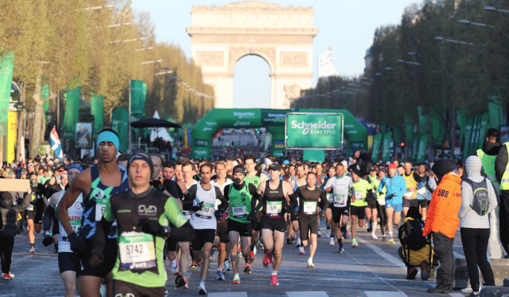 Runners on Champs Elisee at the start of the marathon